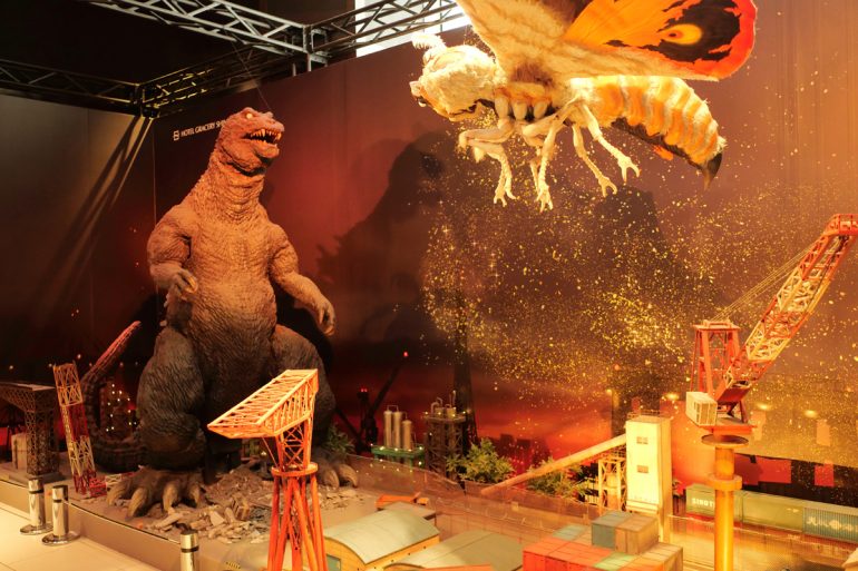 ゴジラヘッドで有名な「ホテルグレイスリー新宿」10周年を記念した特別