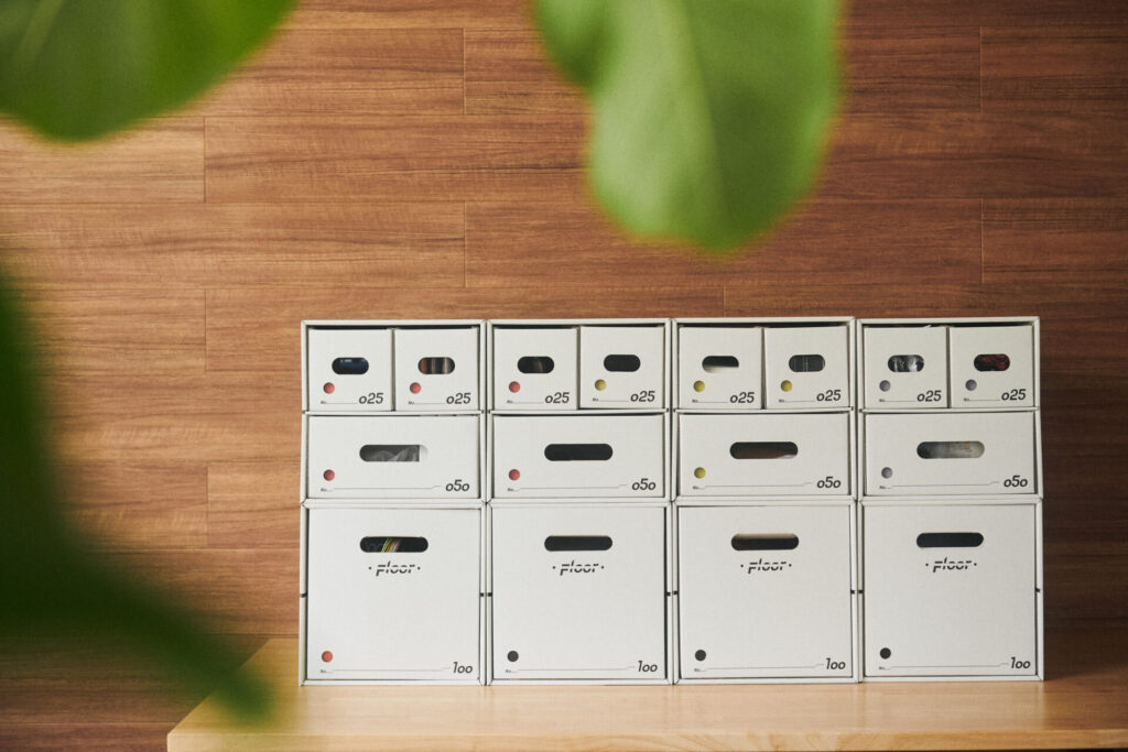 段ボールから組み立てる自分だけの収納システム『FLOORBOX』 | drip