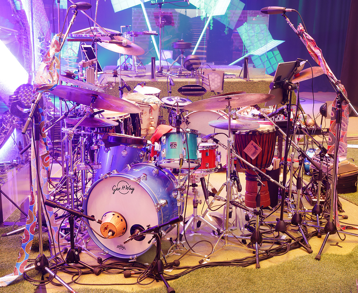 ロジャー・テイラーの力強いドラミングがドームに響く！ クイーンの4年