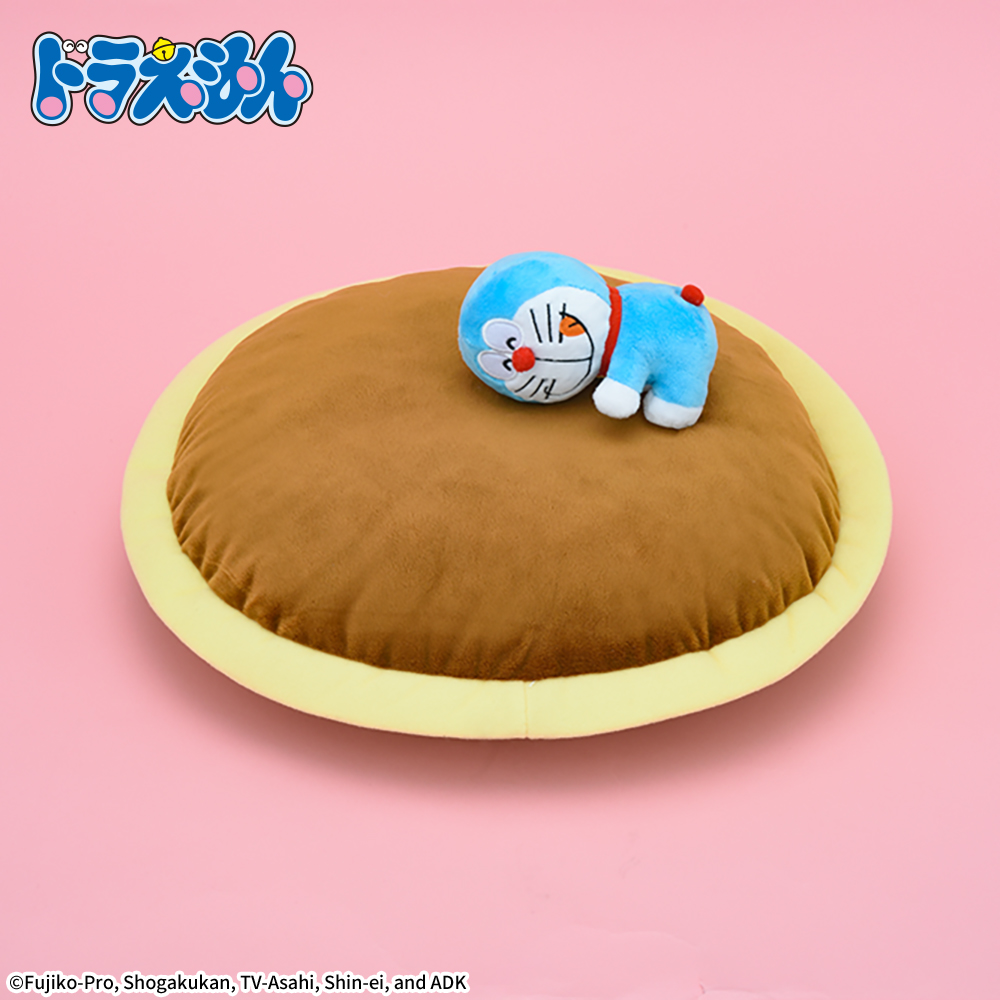 ドラ焼きに抱き着くクッションとキョトンとした顔のぬいぐるみ！セガ