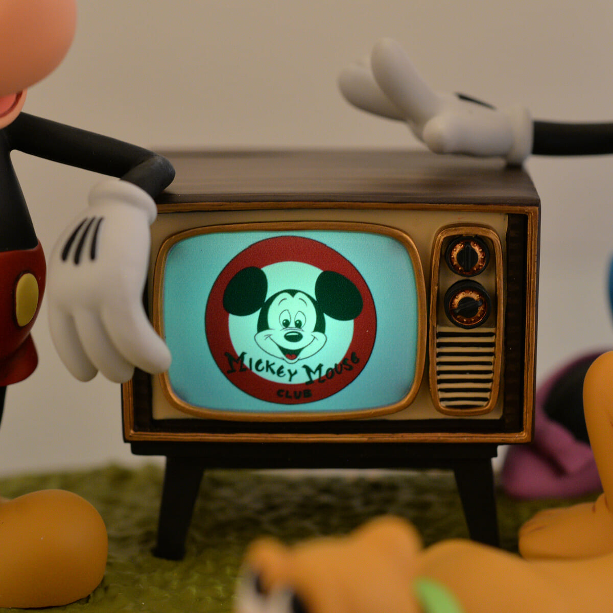 クラシカルなテレビ番組デザイン！ディズニーストア「Disney100 The