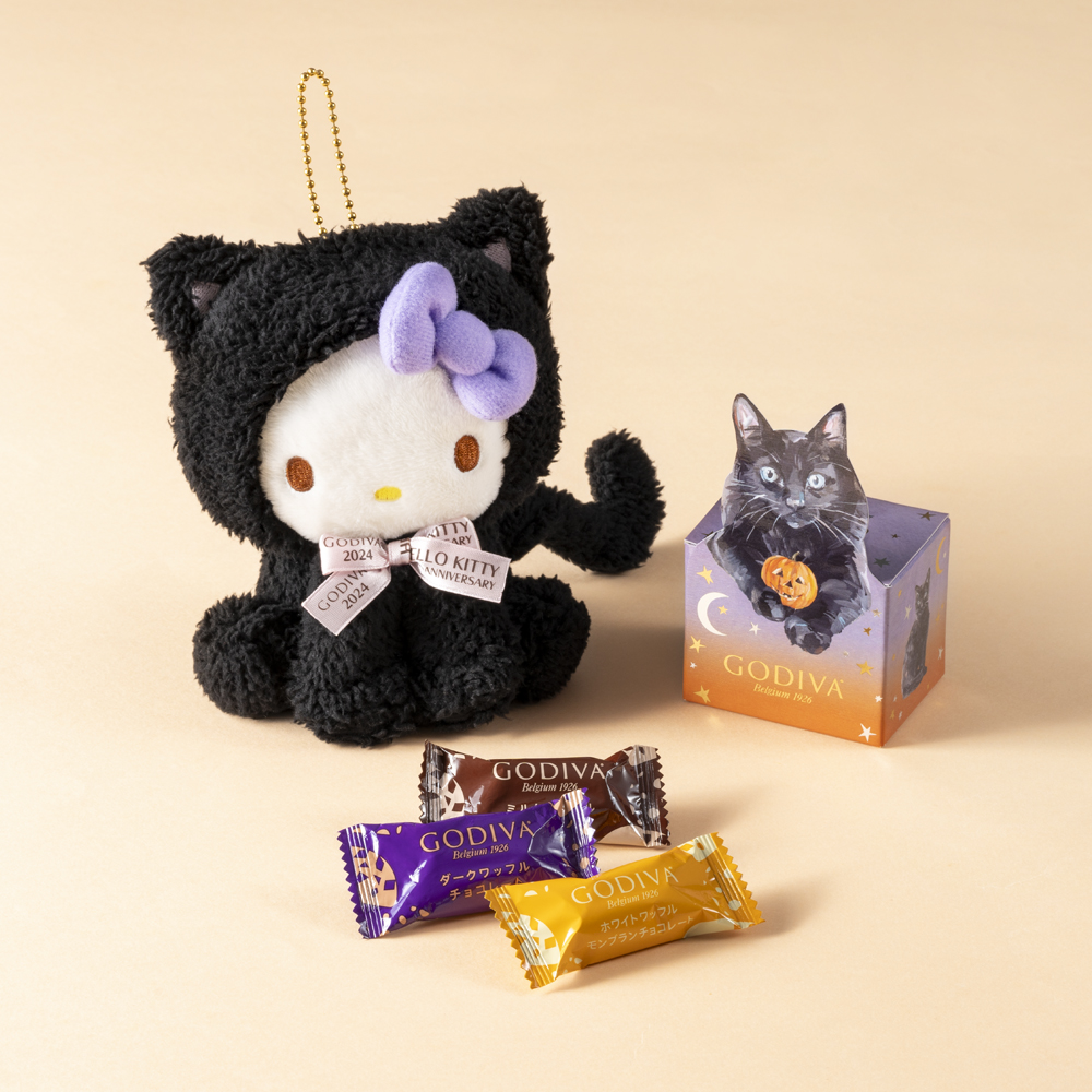 黒猫になったハローキティのぬいぐるみチャーム付きセットも