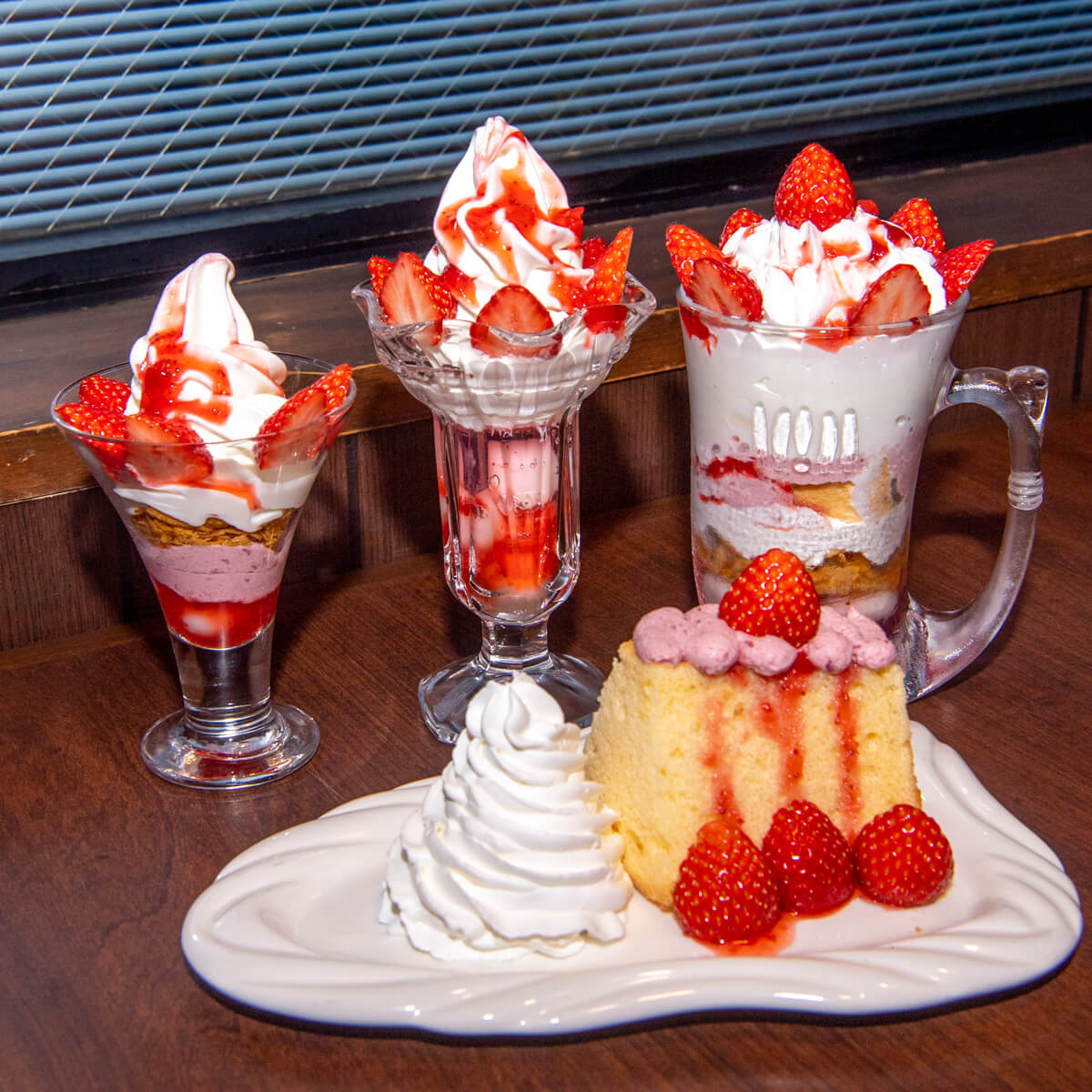 実食レポ】フレッシュな苺を使ったジョッキパフェやケーキ！びっくり