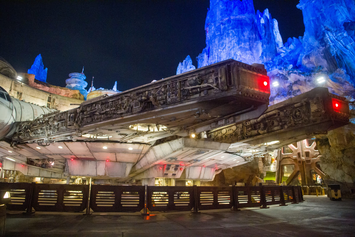 ミレニアム・ファルコンに乗って冒険の旅へ！スター・ウォーズ