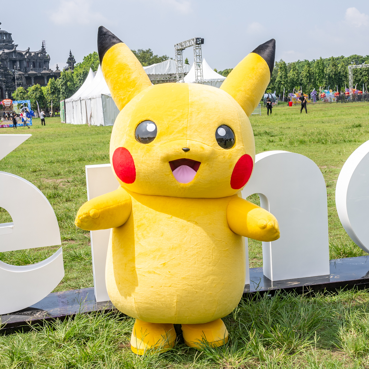 バティックシャツを着たピカチュウとグリーティング！ポケモン