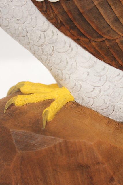 宮本理三郎 木彫彩色【鷹】 X032｜骨董店 のびる 古美術 骨董 和風建具