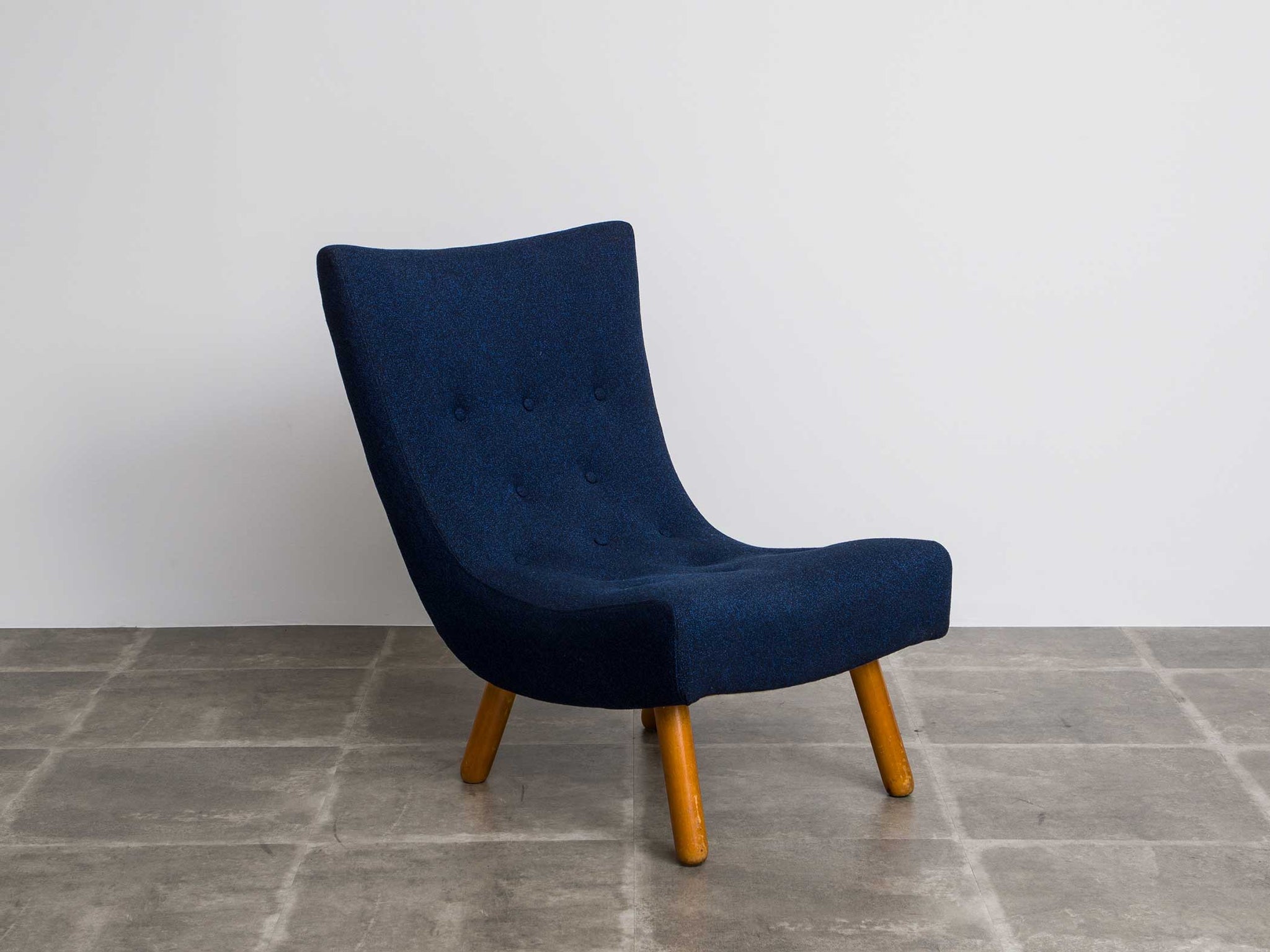 デンマークデザインのラウンジチェア 紺（ネイビー）の布張りの