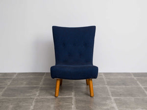デンマークデザインのラウンジチェア 紺（ネイビー）の布張りの