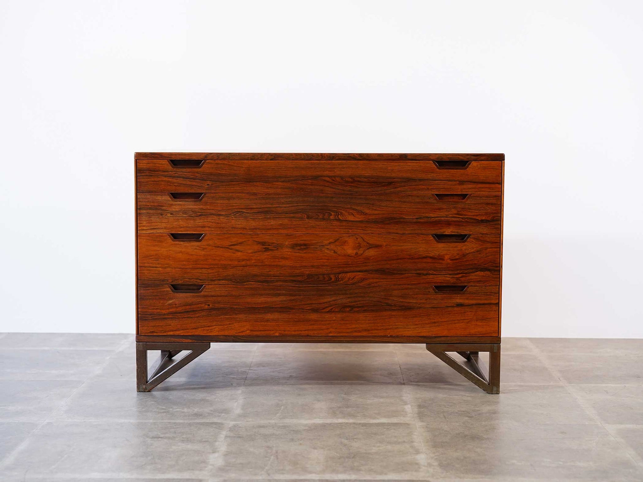 Svend Langkilde（スヴェント・ランキレ）チェスト ブラジリアンローズ