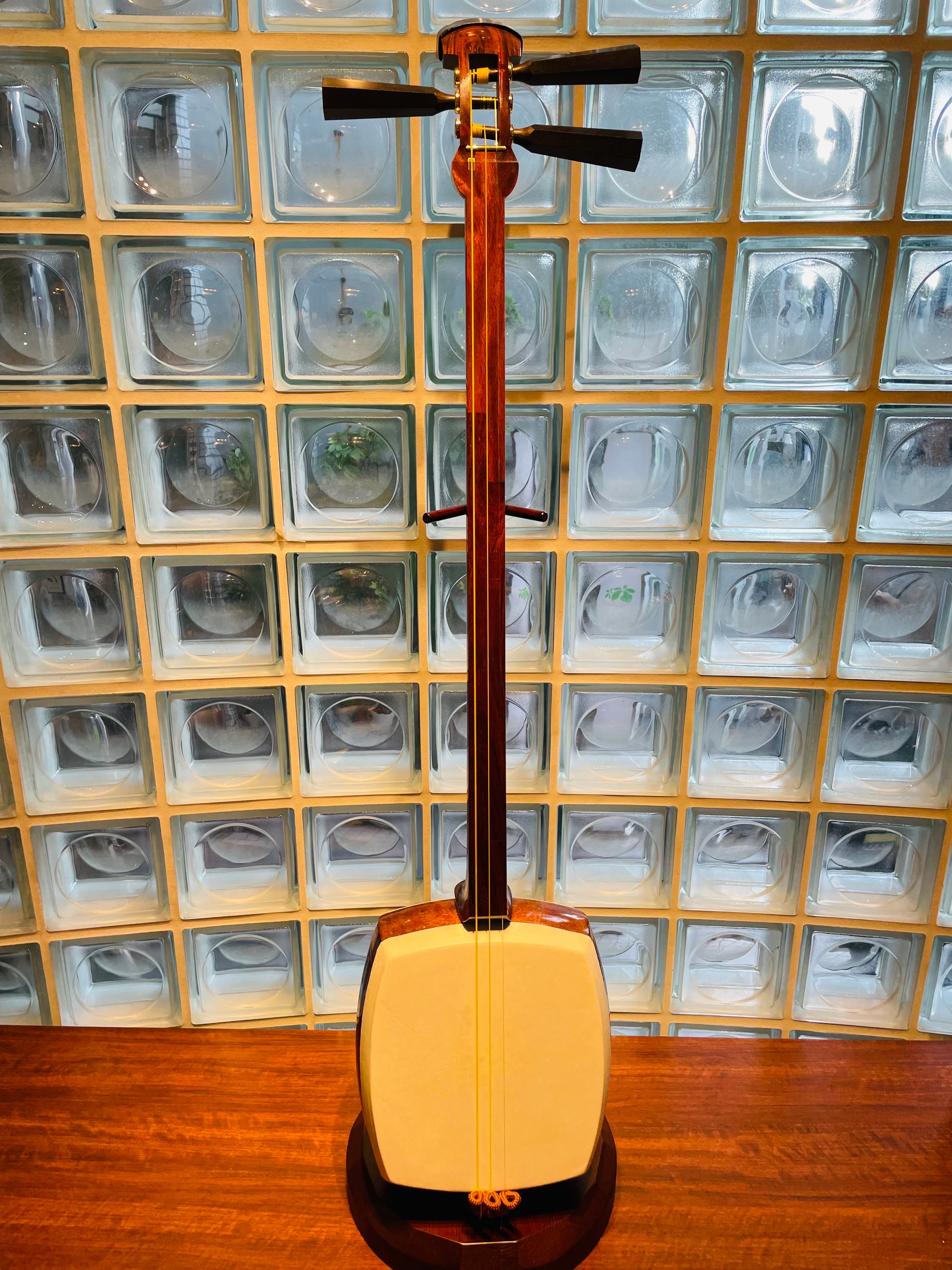 紅木津軽三味線（植林材） ¥198,000 – SEION