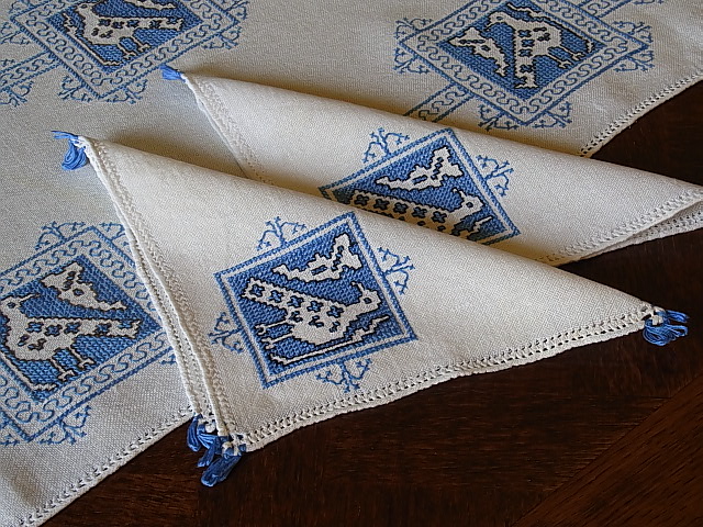 青いプント・アッシジのテーブルクロス&テーブルナプキンセット2枚