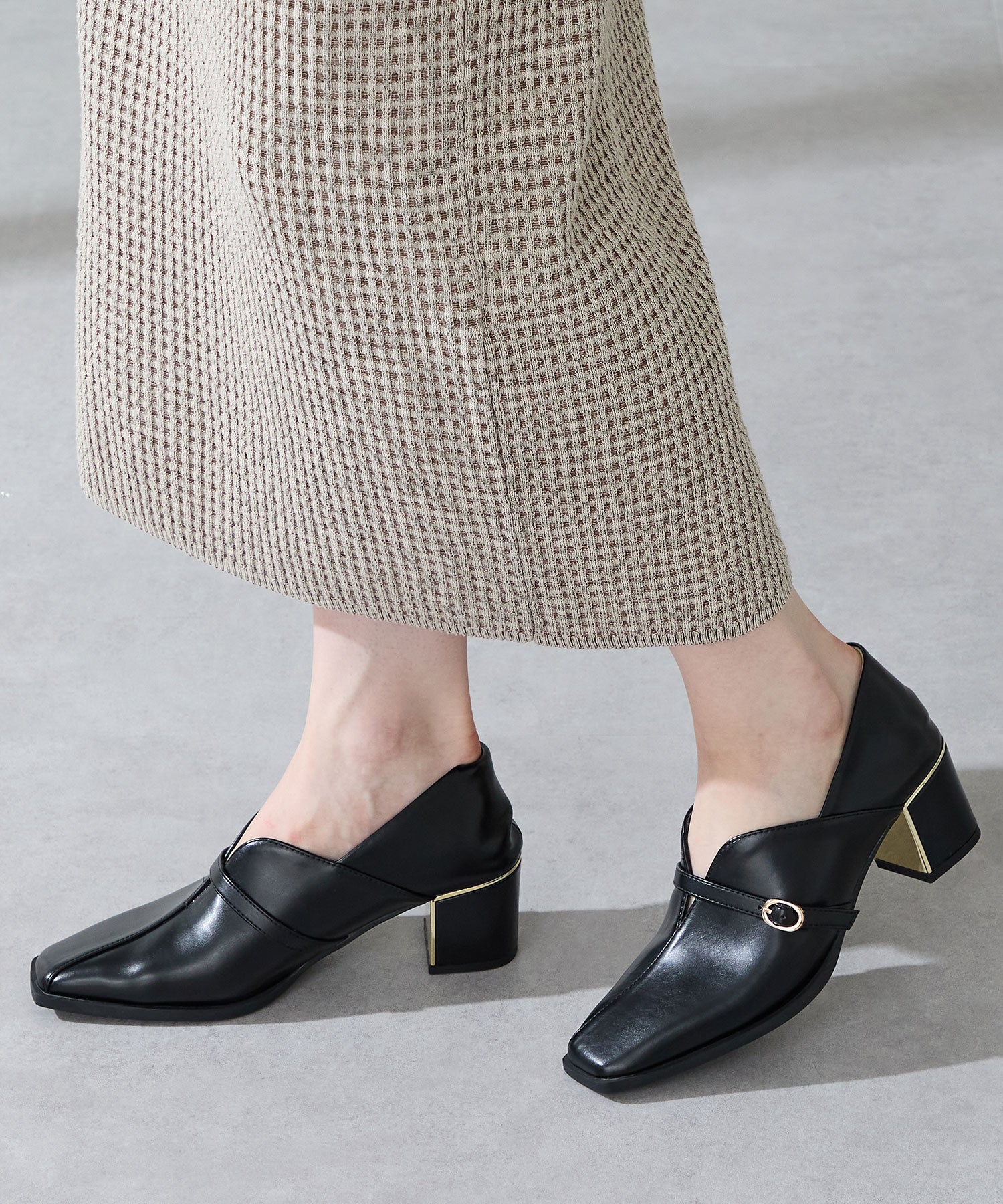 カタログ掲載アイテム】スリットデザイン甲深パンプス/51317