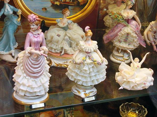 陶磁器のアンティークドールの種類と歴史 ～つややかな肌を持つ