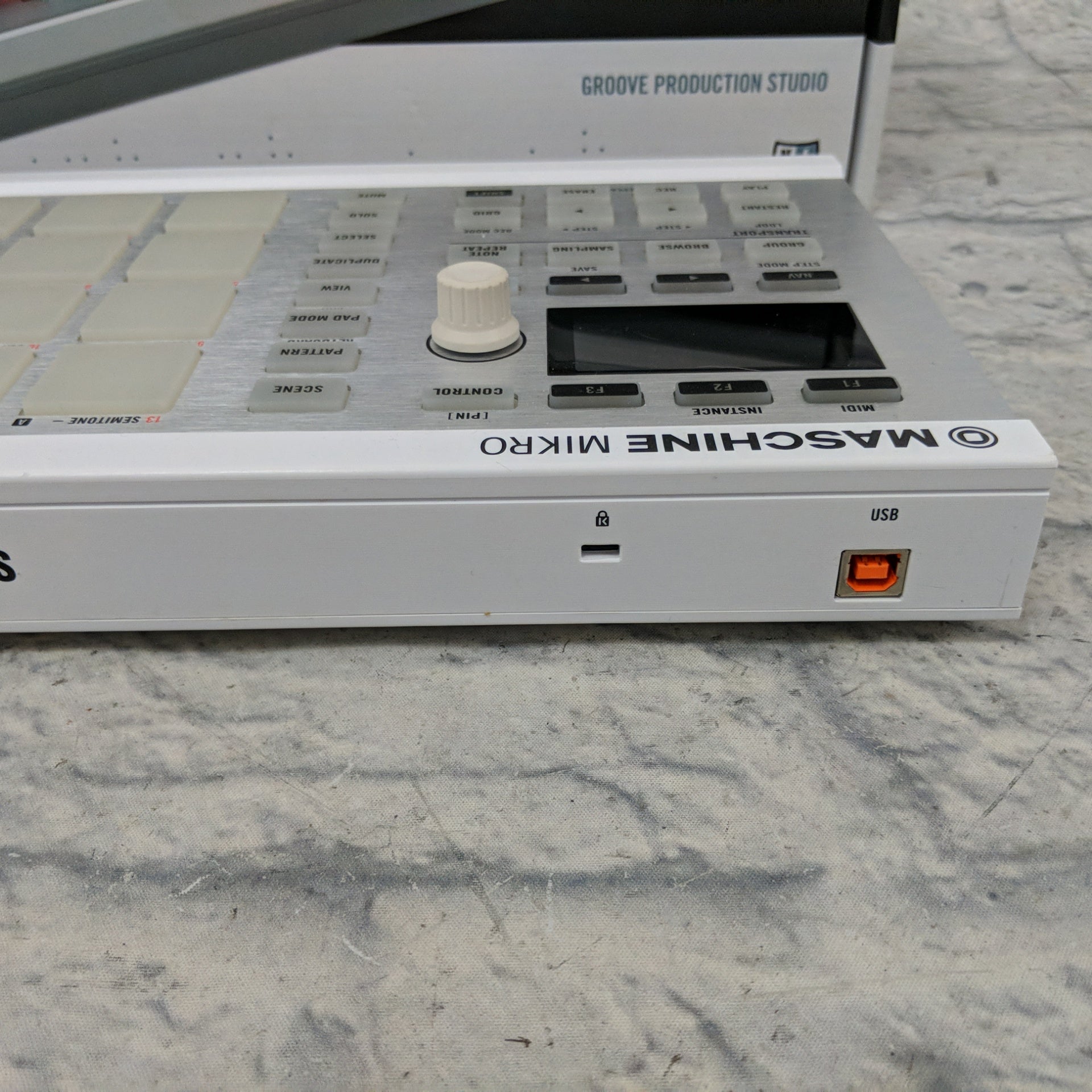 Native Instruments Maschine Mikro mkII Groove Production Studio