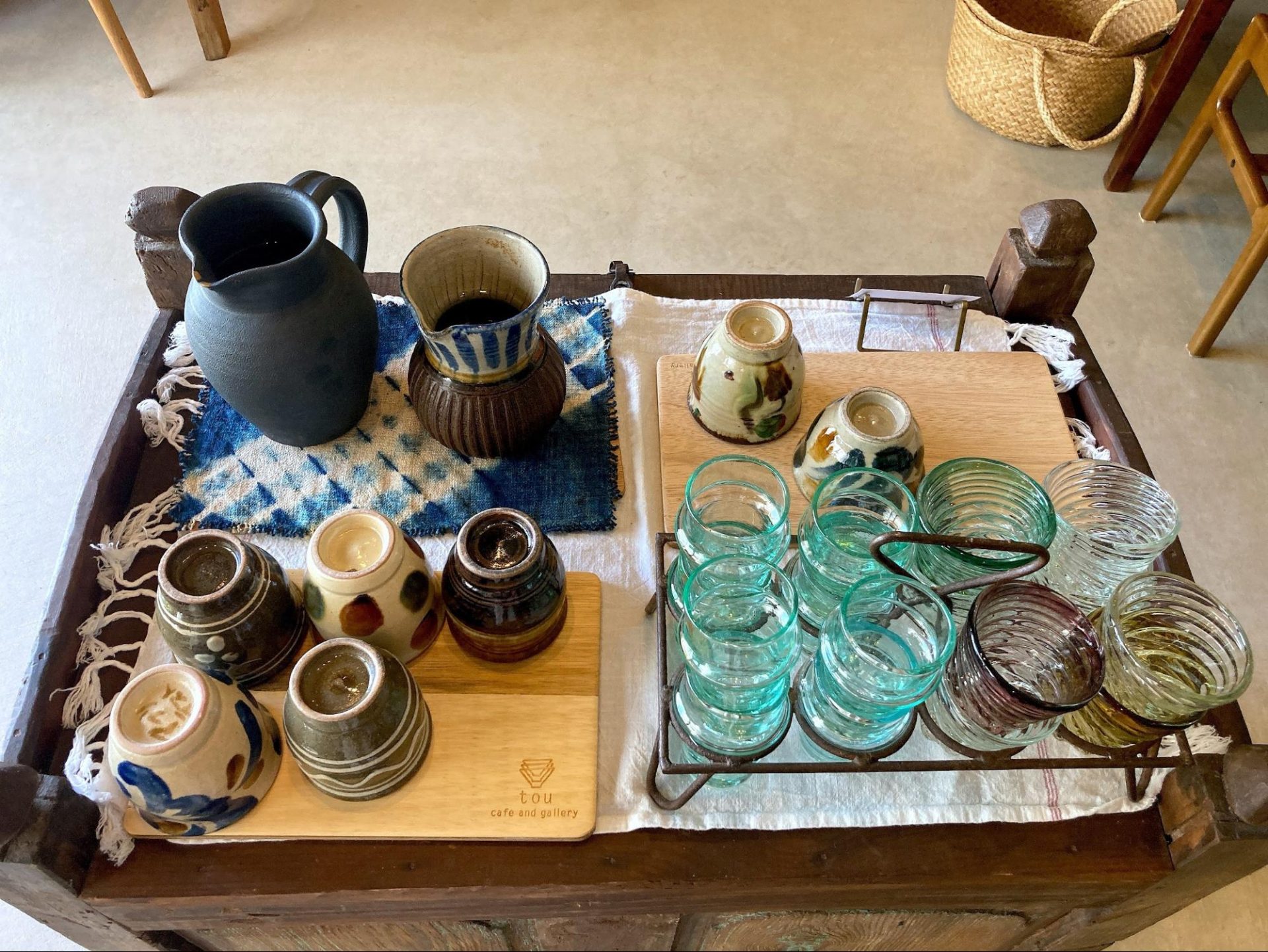 沖縄の手仕事「やちむん」食卓を彩る美しい伝統工芸品の世界。tou cafe