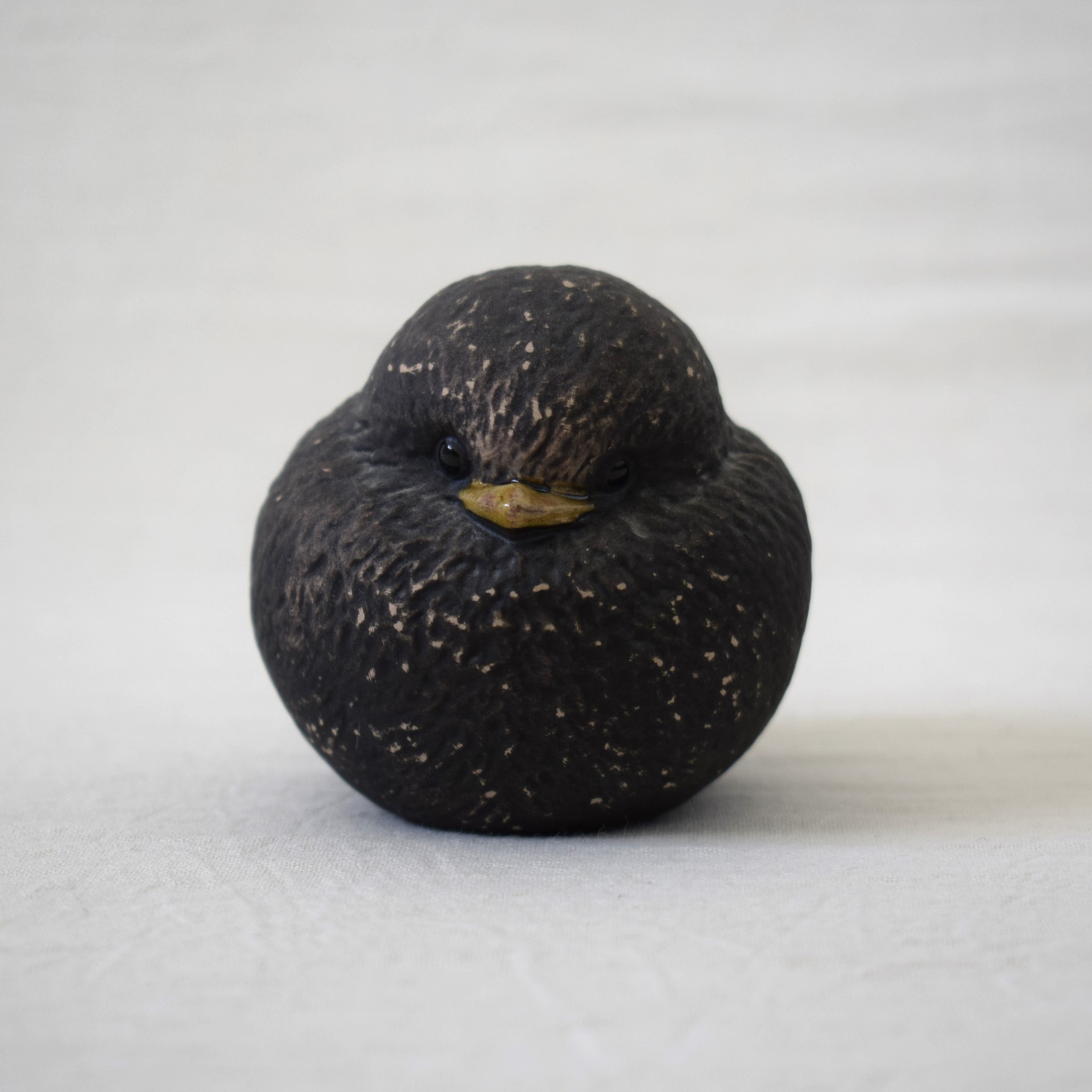 鳥のオブジェ・うずくまる雛 / Hannes Johansson・Jie Gantofta