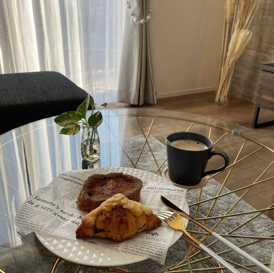 シンプルながらもエレガントな雰囲気のガラステーブル | Francfranc