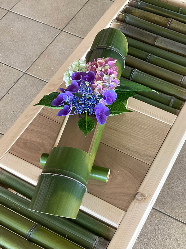 竹の花器」で玄関が華やかに | ふじの郷