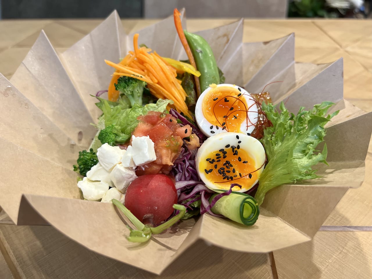 藤沢市】満足感のあるサラダボウルとお洒落空間が魅力的な「サラダ企画