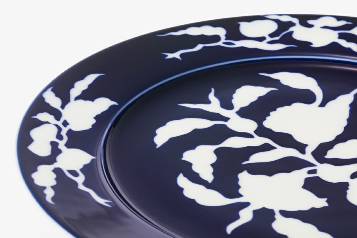 草花折枝白抜紋 26㎝ミート皿 | 有田焼 深川製磁｜公式オンラインストア