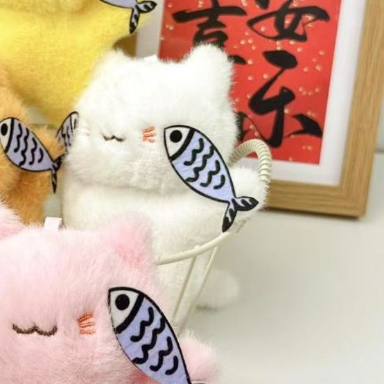 猫ぬいぐるみ お魚くわえた福猫ちゃん 白|猫ぬいぐるみ専門通販 Nyankomo