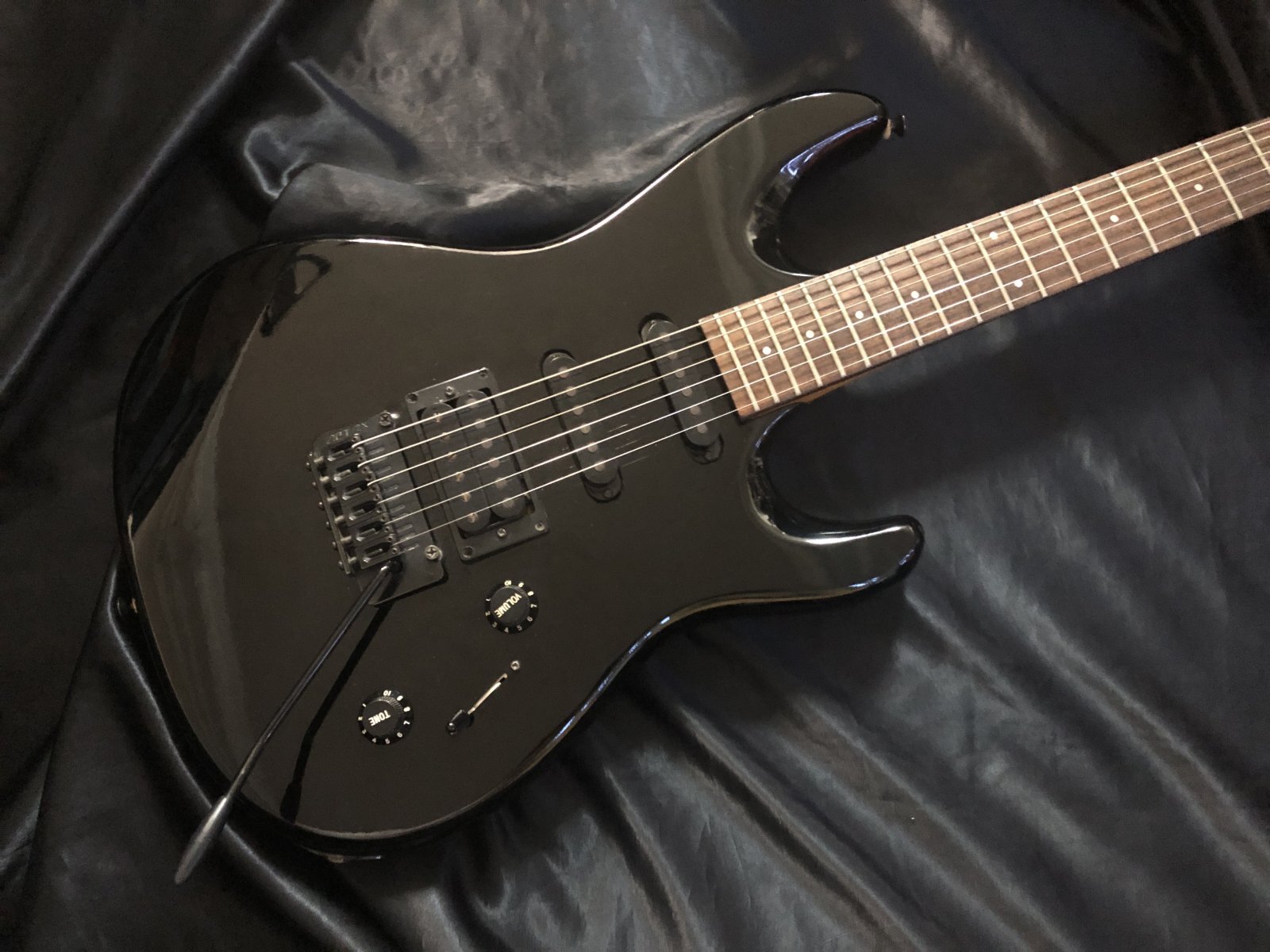 Aria Pro II / WR-403 The Warrior 蝋人形になりたい - HR/HMギター