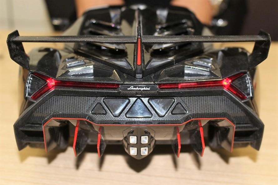 黒いヴェネーノ」が登場！ 緻密に再現された1/10のランボルギーニ