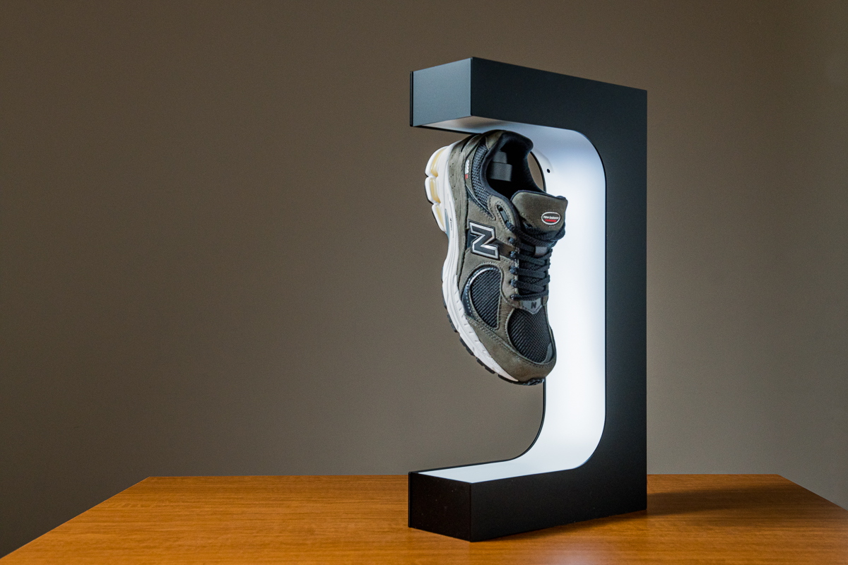 まるで無重力!? スニーカーを浮かせて飾る近未来型浮遊ディスプレイ