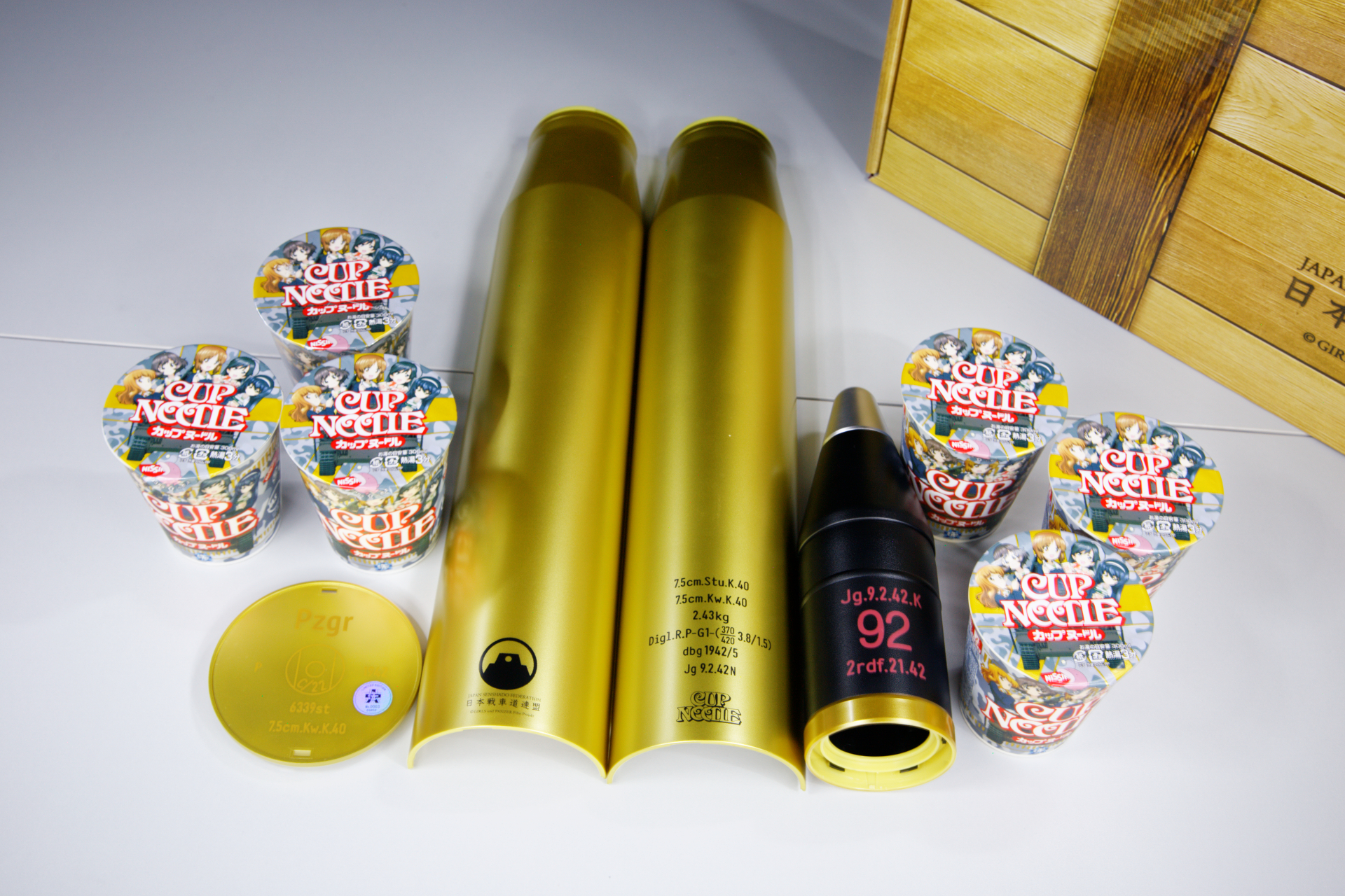 ガルパン×カップヌードルがコラボ「砲弾型ストッカーセット」の実物を