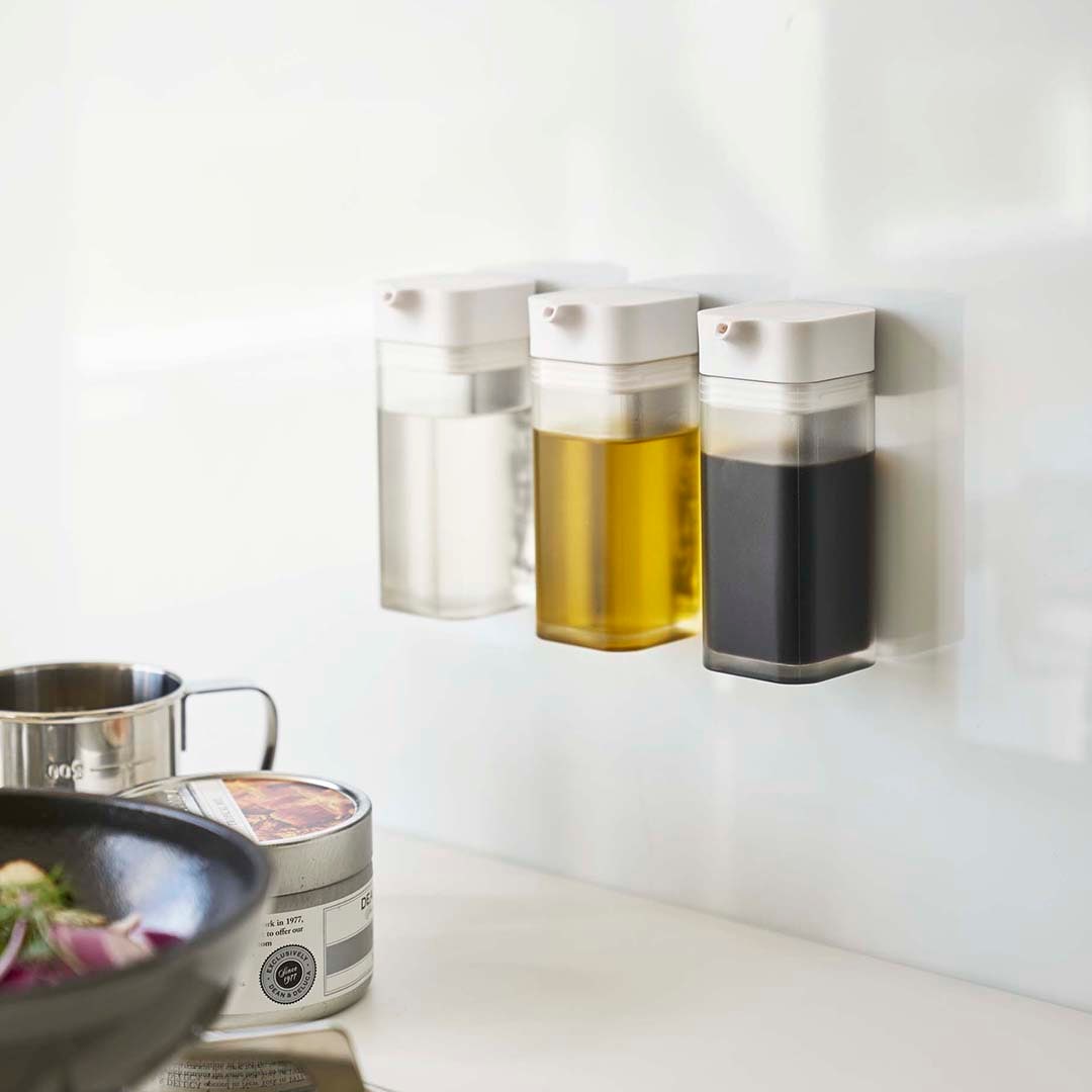 tower】マグネットプッシュ式醤油差し ホワイト｜浮かせる収納