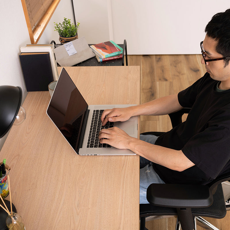 オフィスデスク 存在感のある尖ったデザインが特徴のZ型脚 – Good Decors