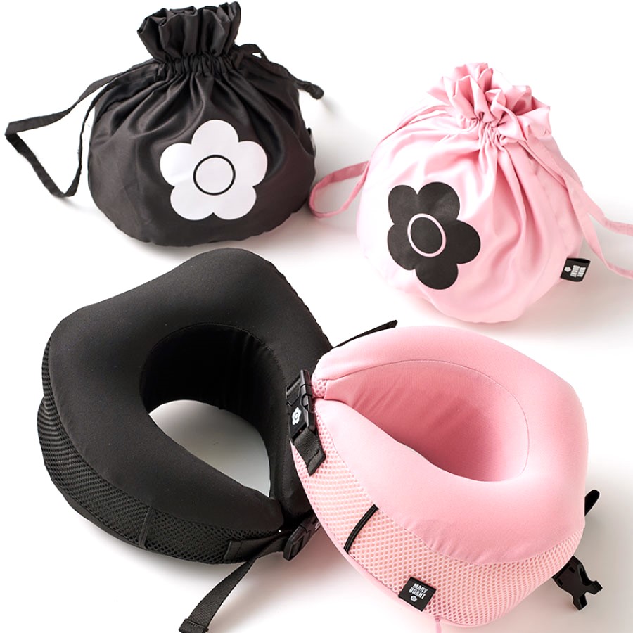 MARY QUANT (マリークワント) 低反発ネックピロー｜ロゴ入り巾着付