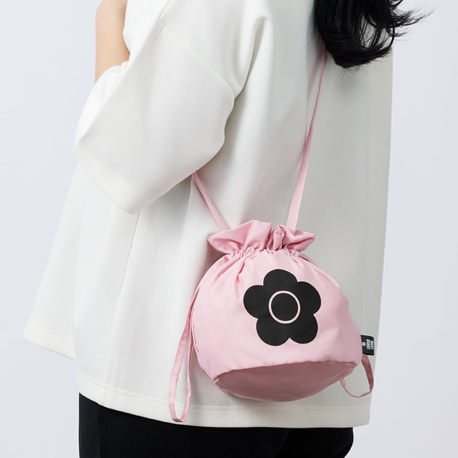 MARY QUANT (マリークワント) 低反発ネックピロー｜ロゴ入り巾着付