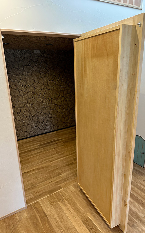 小人用の扉🚪＆隠し扉🚪のその後— 輸入住宅のグリーンアンドハウス