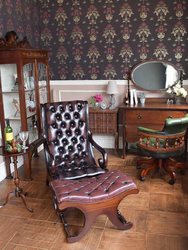 象嵌入りの高級感溢れるガラスキャビネット（飾り棚） 、アンティーク