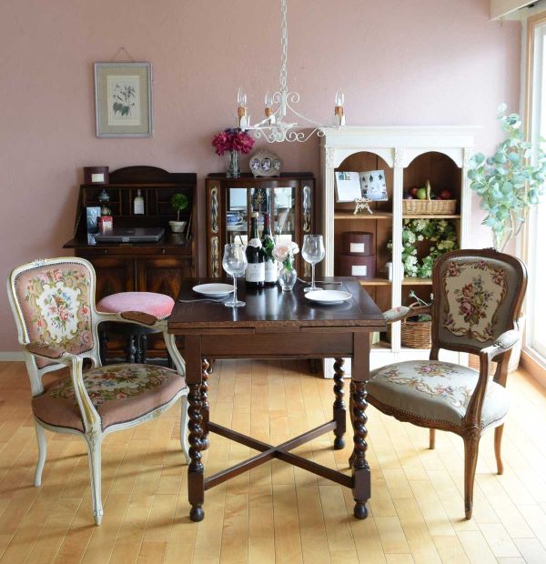 フランスから届いたアンティークの椅子、挽き物細工の足が美しい