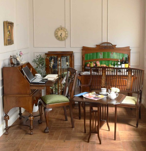 イギリスから届いたアンティークのデスク、ウォールナットの木目が