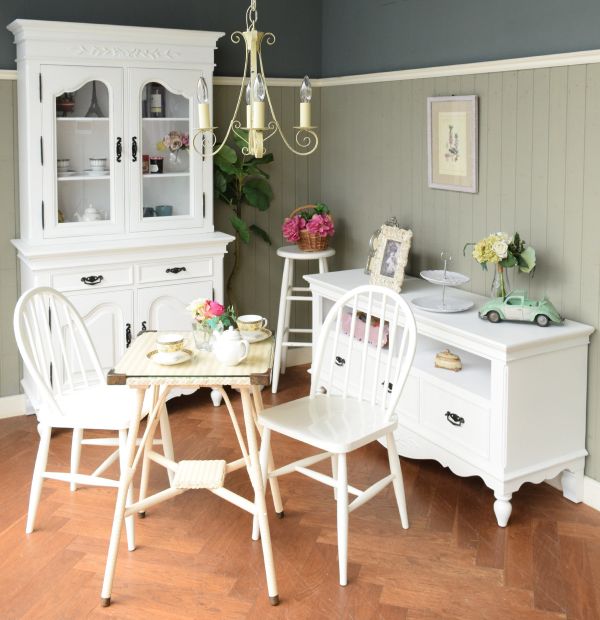 シャビーシックなフレンチアンティーク風のキャビネット、おしゃれな