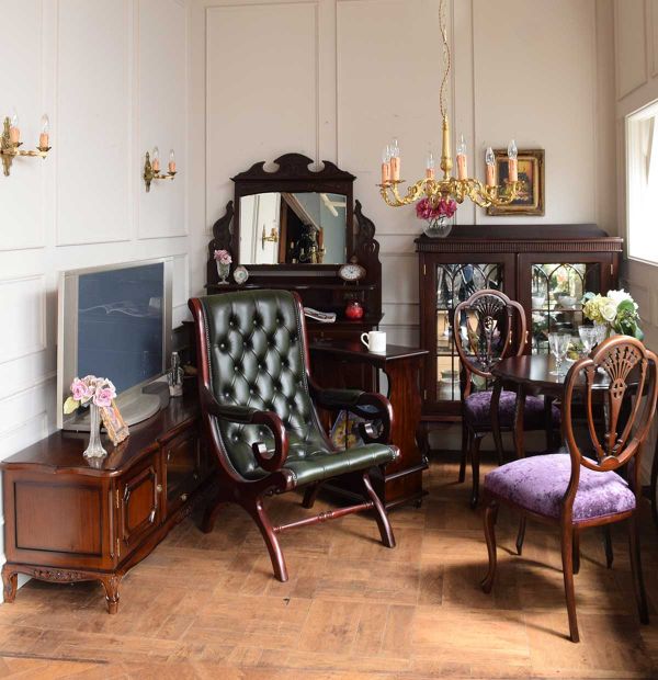 アンティーク風のガラスのキャビネット、ポインテッドアーチの