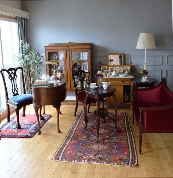 イギリスのアンティークキャビネットの本棚、ステンドグラス入り扉の