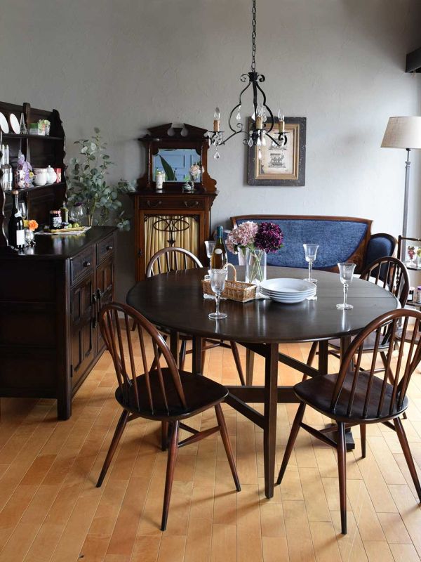 英国アフタヌーンティー用のケーキスタンド、アンティークのスリー