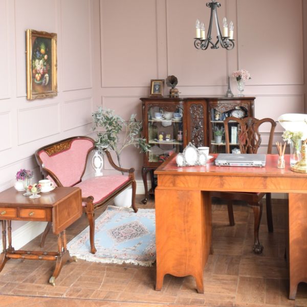 英国アンティークの豪華な書斎机、マホガニー材の杢目が美しい