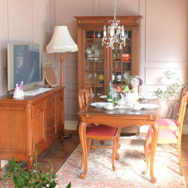 英国から届いたアンティークの卓上鏡、お花の装飾が華やかな