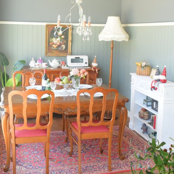 フランスから届いたアンティークのトレイ、プチポワンの刺繍が美しい