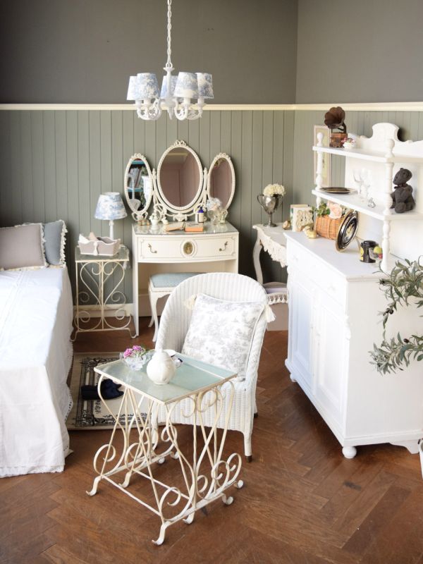 フランスから届いた白いアンティークキャビネット、シャビーシックな