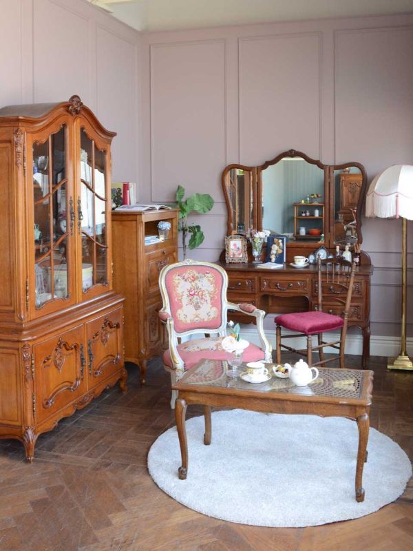 フランスから届いたアンティークの家具、三面鏡が付いたおしゃれな