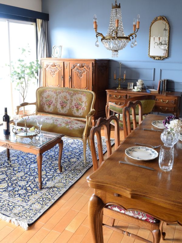 フランスから届いたおしゃれな壁掛け鏡、ゴージャスなモールディングの