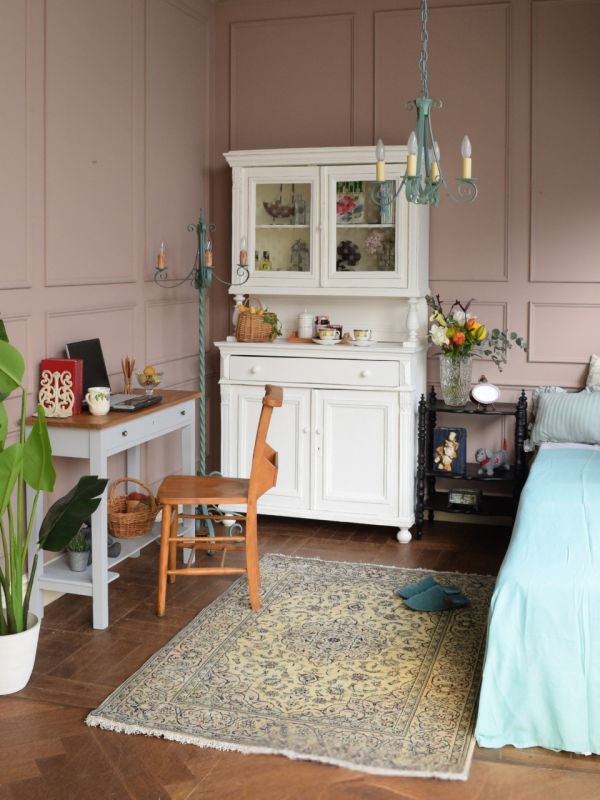 フランスから届いたアンティークの食器棚、フレンチシックな白いカップ