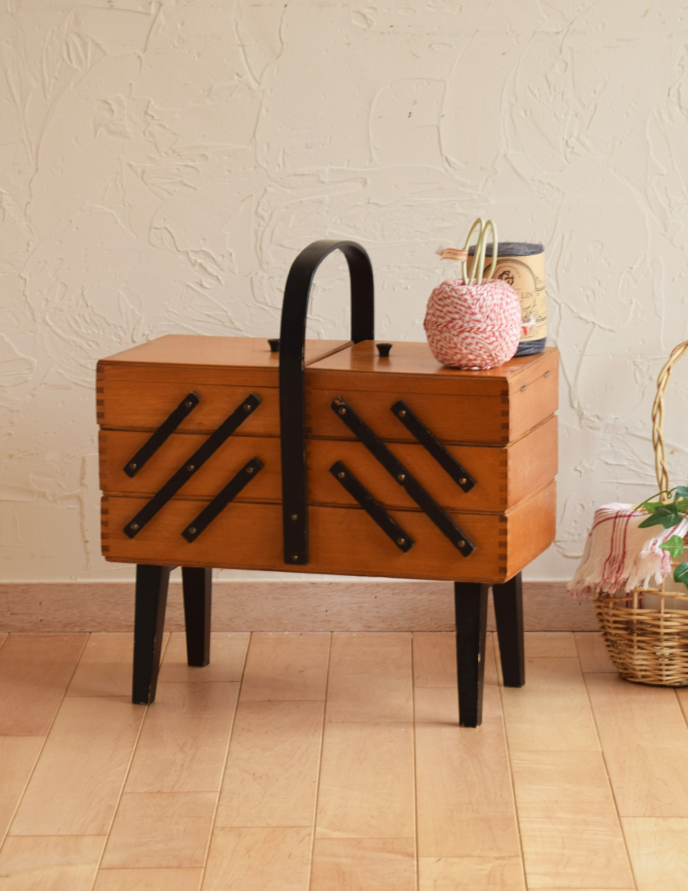 飾りながらお片付け、脚付きのアンティークのソーイングボックス (x