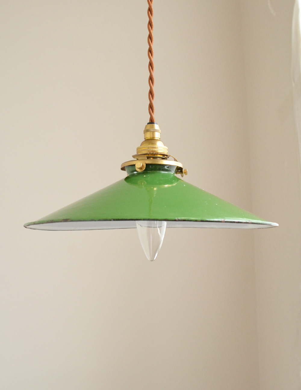 北欧テイストのシェード、アンティークホウロウ製のペンダントライト